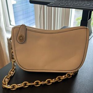 Coach swinger bag with chain BARELY USED